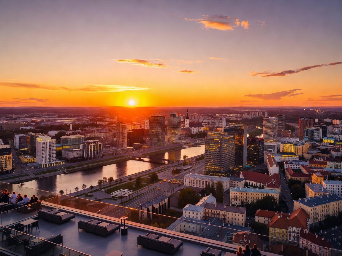 Panoraamanäkymä kaupungin auringonlaskuun 22. kerroksen Skybarista Radisson Blu Hotel Lietuvassa